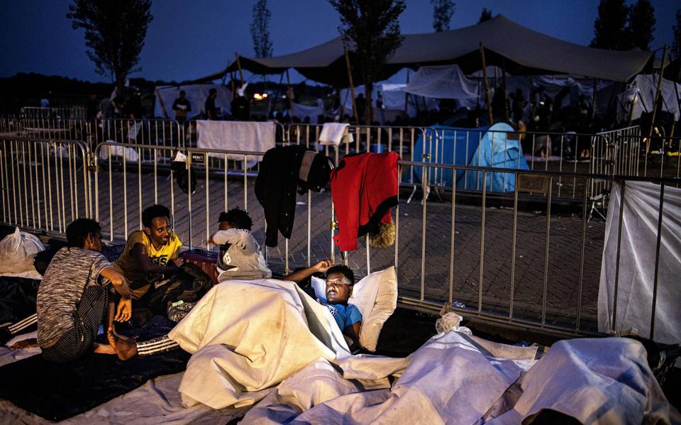 700 mensen sliepen in de nacht van dinsdag op woensdag buiten bij aanmeldcentrum Ter Apel