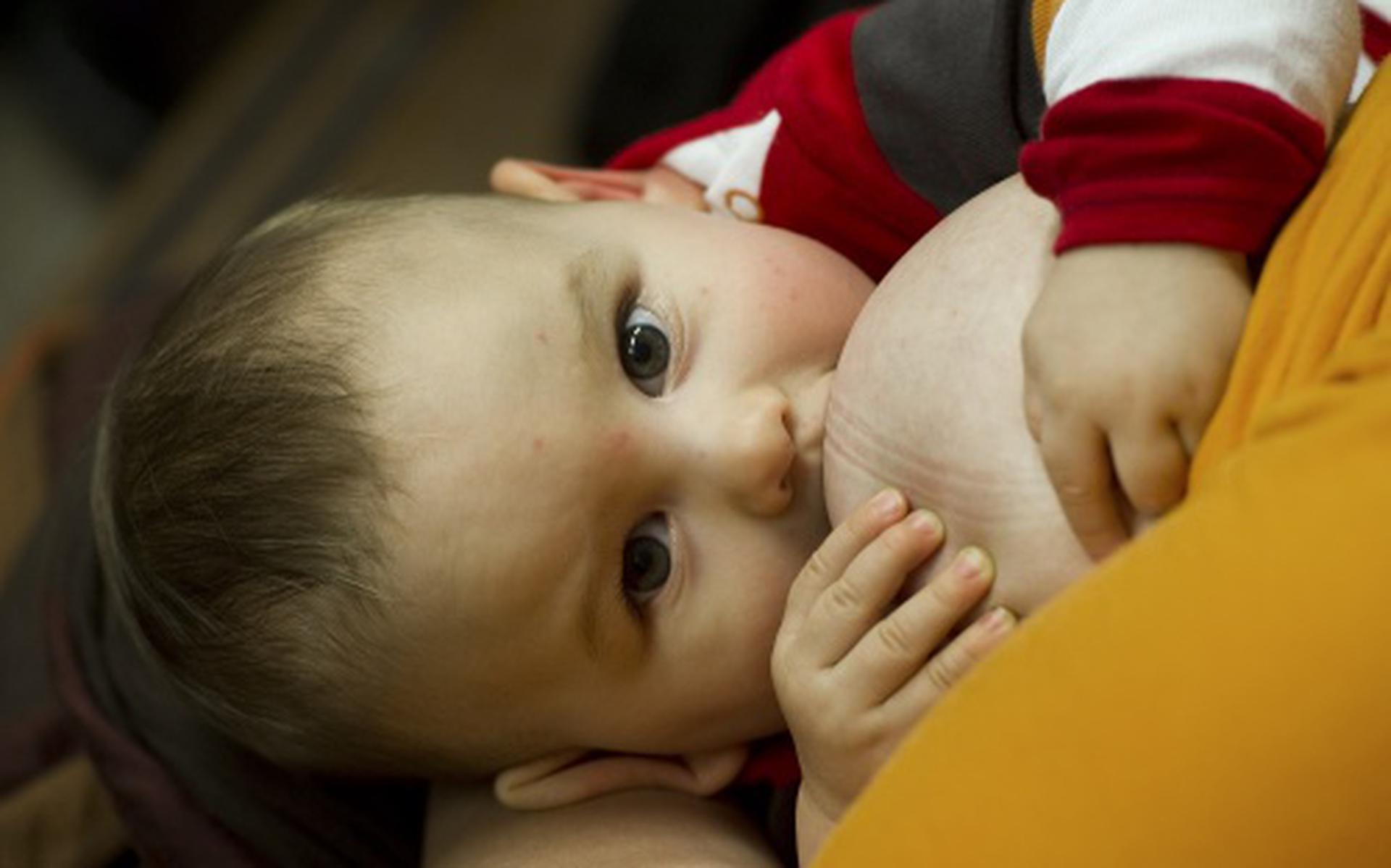 'Borstvoeding spaart 800.000 kinderlevens'