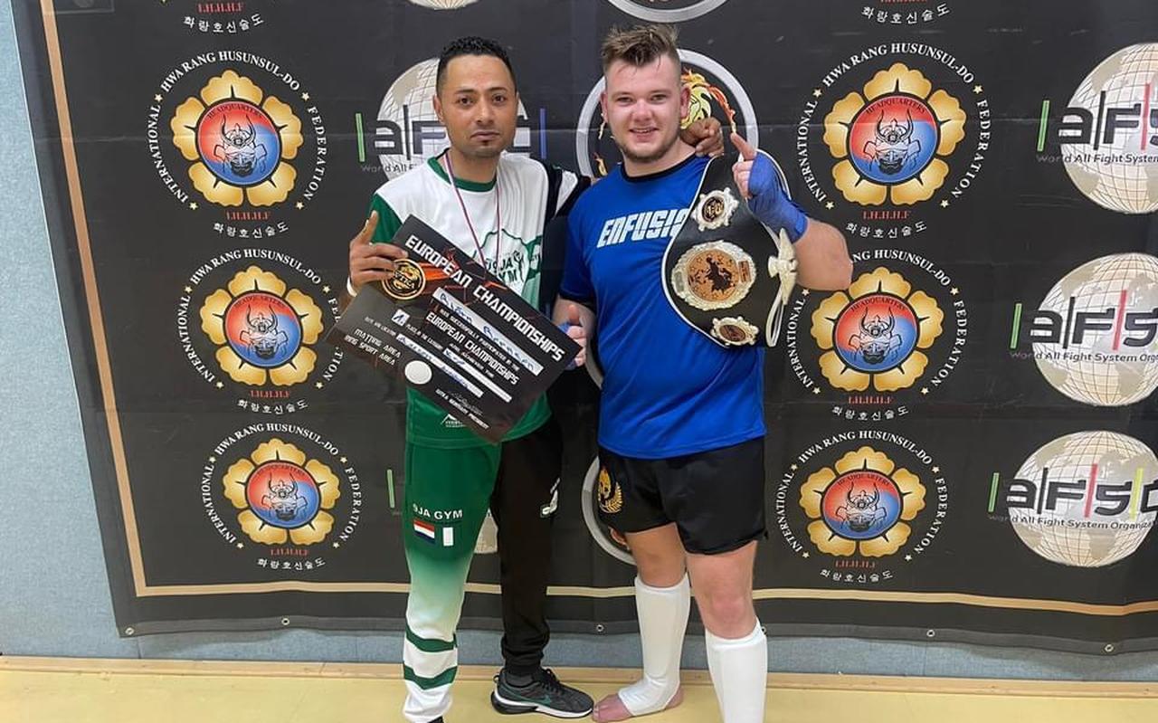 Voormalig wereldkampioen Bjorn Bernsen (20) uit Zwartemeer viert samen met trainer Edward Vereyken zijn succesvolle rentree bij het kickboksen. Voormalig wereldkampioen Bjorn Bernsen (20) uit Zwartemeer viert samen met trainer Edward Vereyken zijn succesvolle rentree bij het kickboksen.