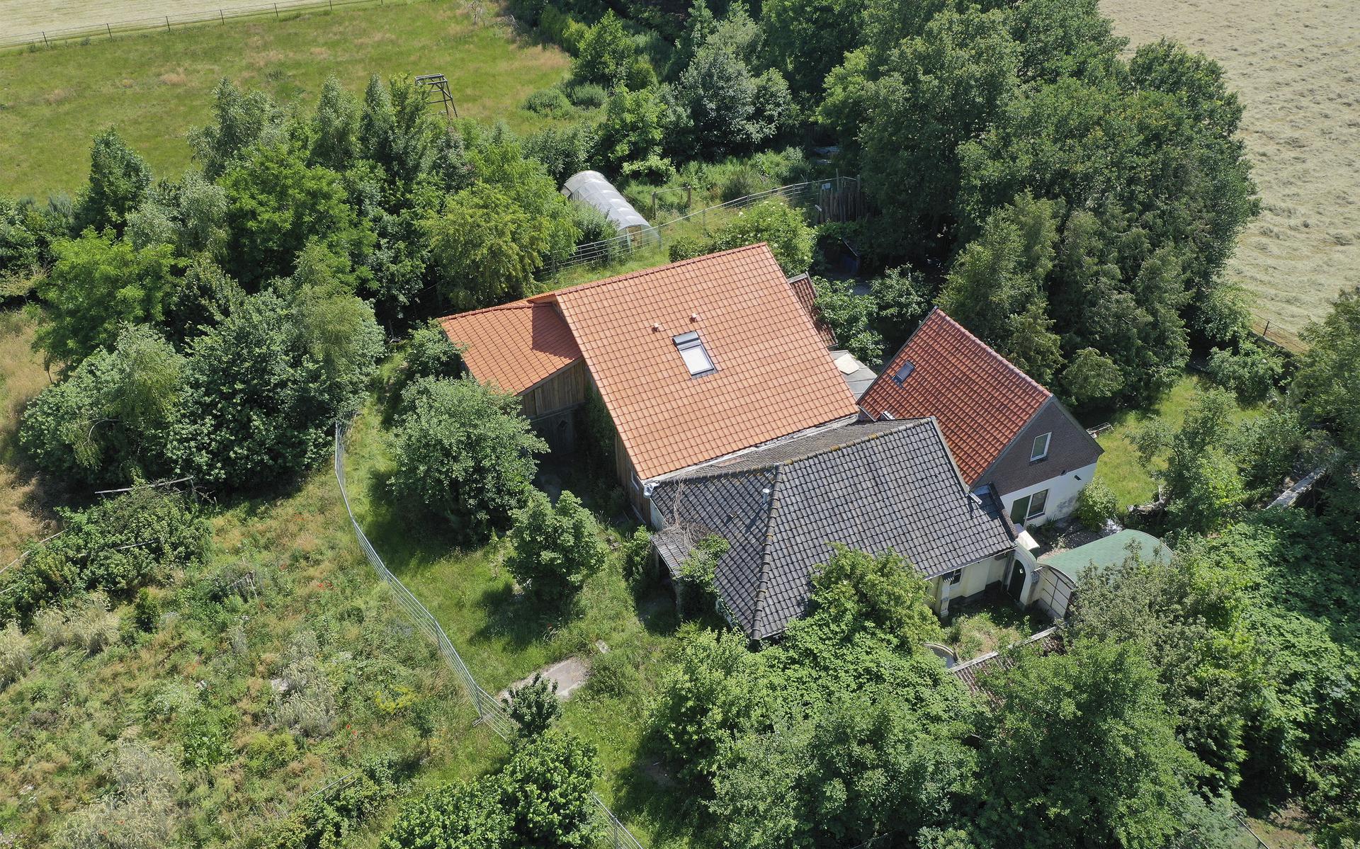 Een luchtfoto van de boerderij in Ruinerwold.