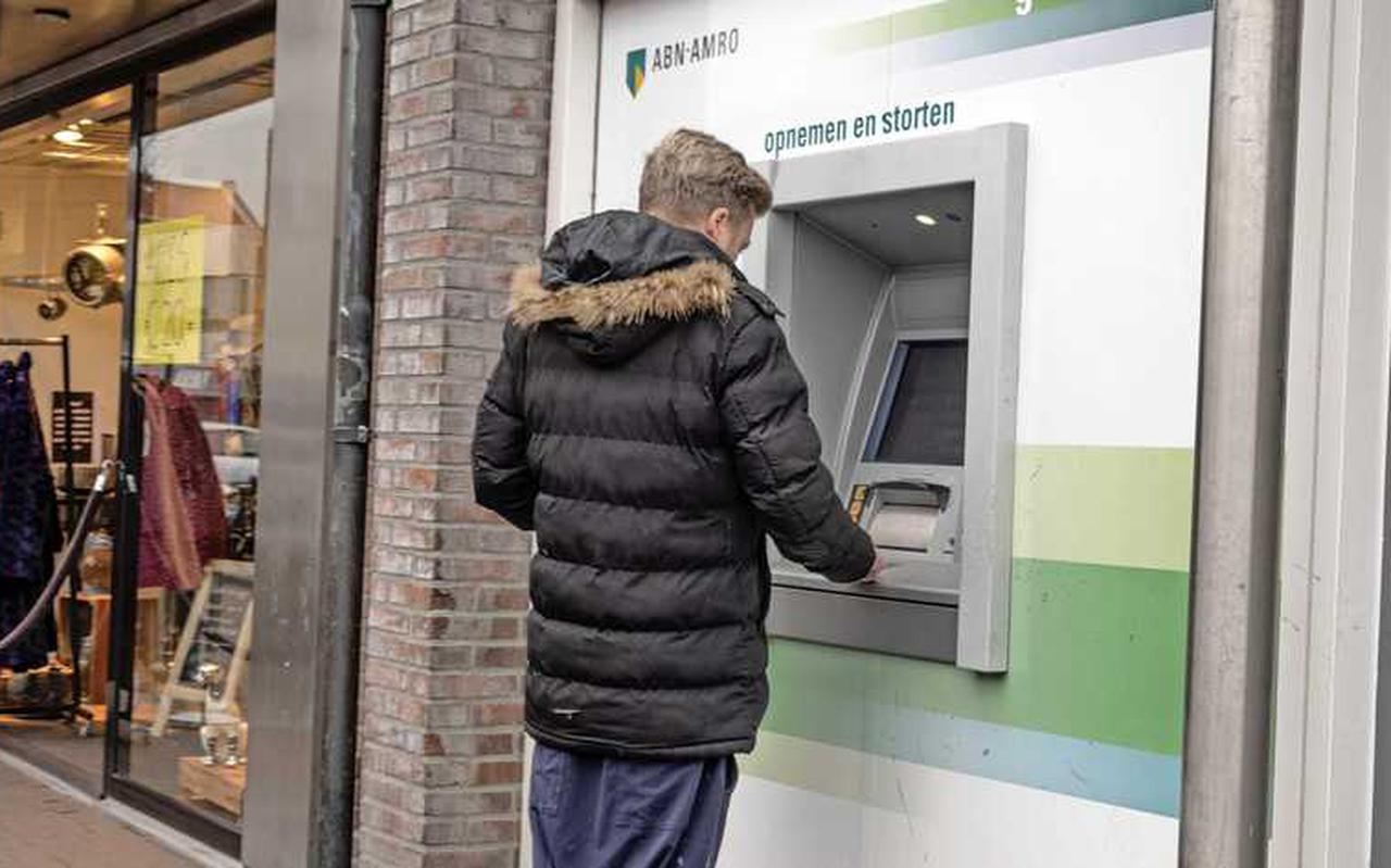 Dit bedrag kun je straks maximaal pinnen bij de automaten van de ABN Amro anders moet je betalen voor je geld uit de muur - Dagblad Noorden