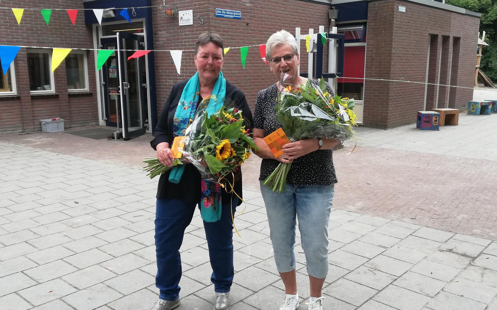 Overblijfmoeders Reina Zwiers en Jannie Woppenkamp gaan met pensioen.