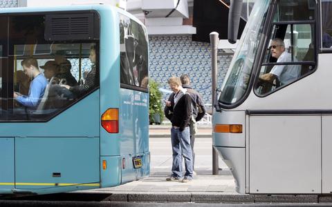 Mensen met een laag inkomen kunnen tijdens daluren gratis met het openbaar vervoer door de provincie.