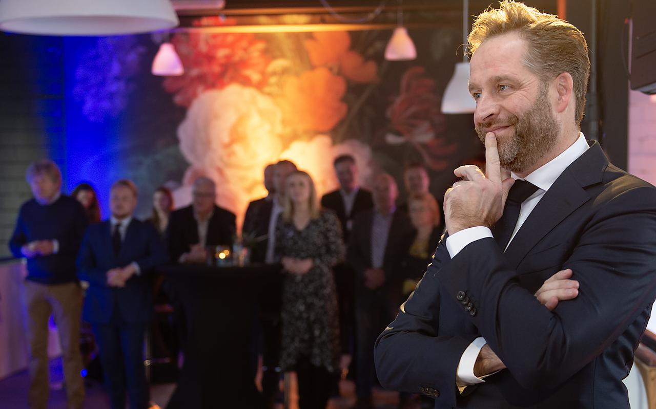 Ondertekenen Drentse woondeals. Hier met minister Hugo de Jonge. Ondertekenen Drentse woondeals. Hier met minister Hugo de Jonge.