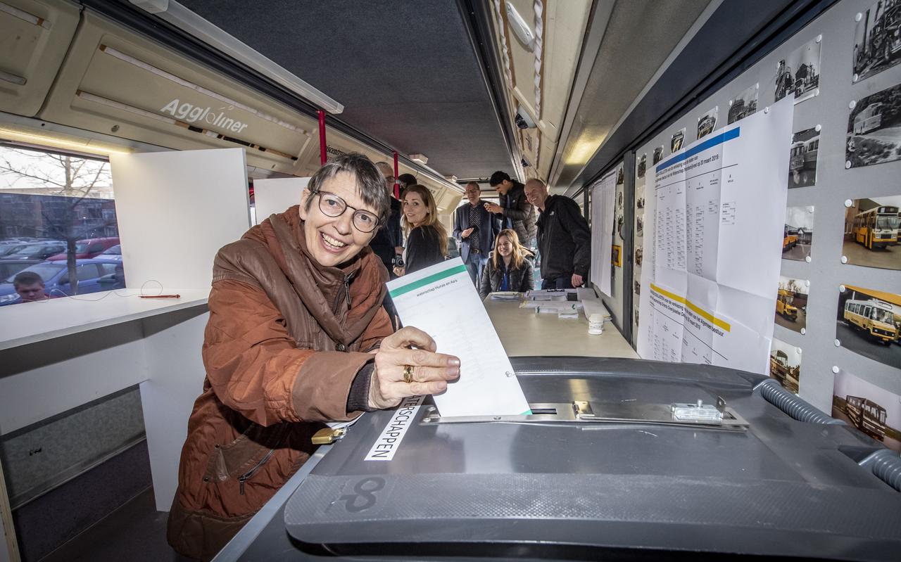 Tijdlijn: Vrouwen naar de stembus? Daar ging een keiharde strijd aan
