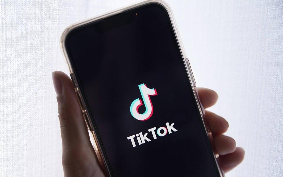 Provincies verwijderen TikTok van werktelefoons ambtenaren. De gemeente Groningen volgt dat voorbeeld. 