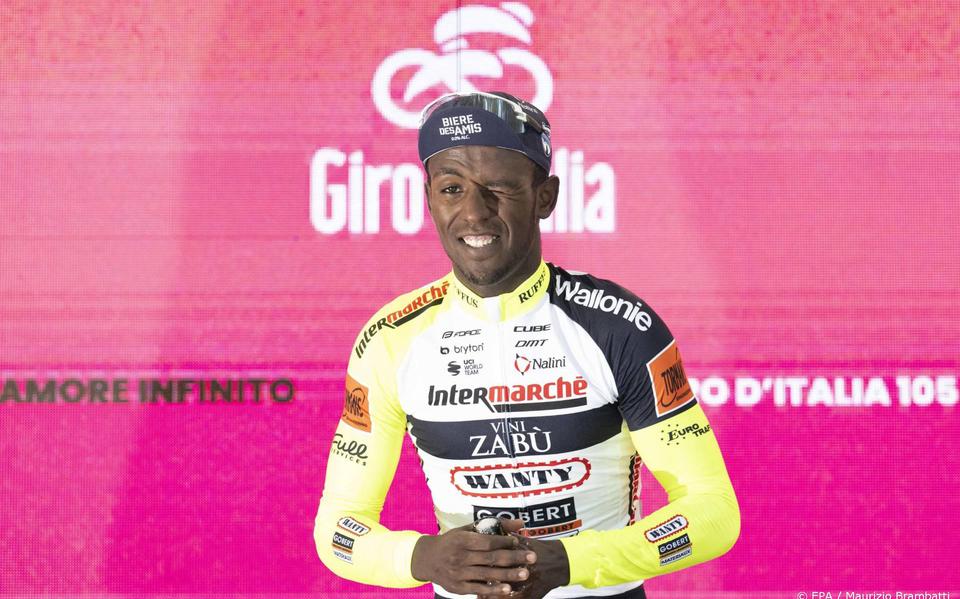 Girmay verlaat Giro na ongeluk met kurk.