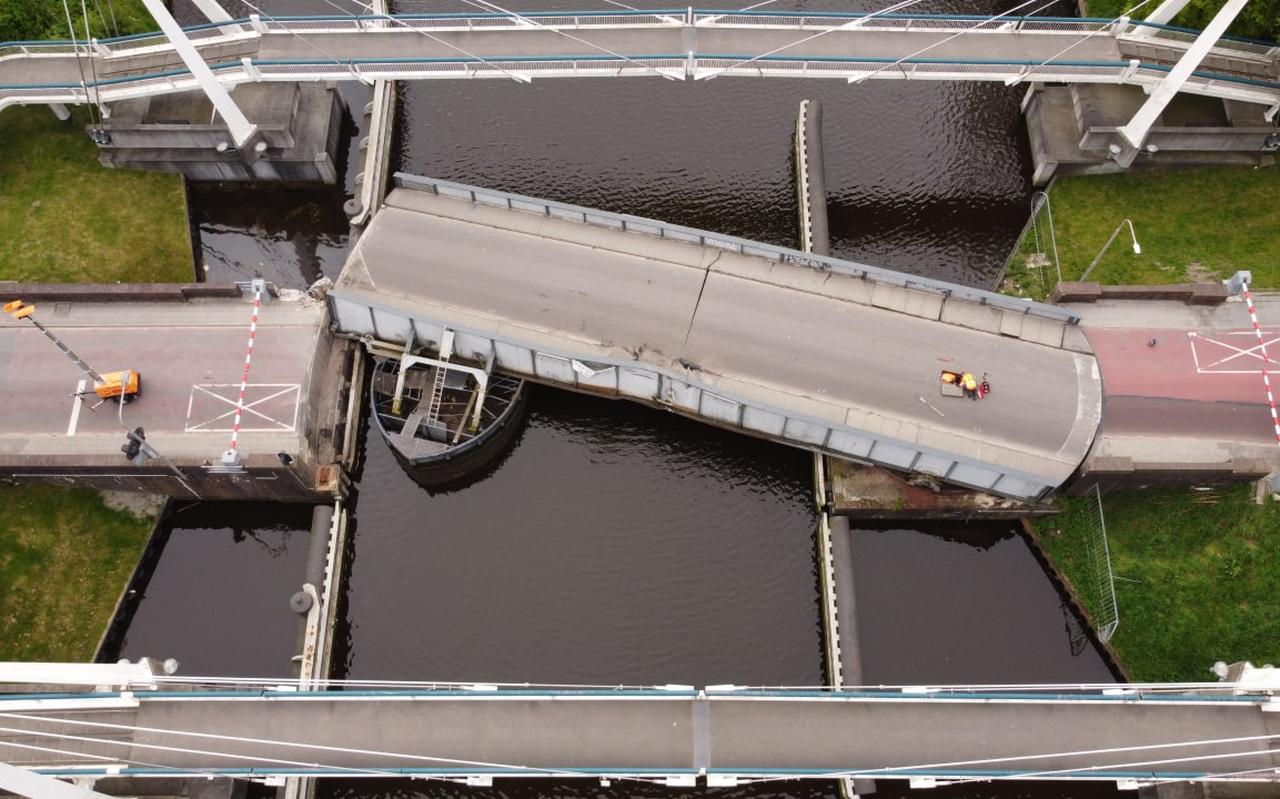 De zwaar beschadigde Gerrit Krolbrug in Groningen. De zwaar beschadigde Gerrit Krolbrug in Groningen.