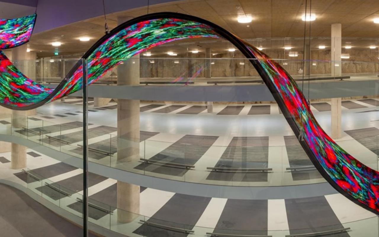 Nicky Asmann heeft voor de parkeergarage van Forum Groningen een twintig meter lange sculptuur van led-matjes ontworpen. Foto: DvhN Nicky Asmann heeft voor de parkeergarage van Forum Groningen een twintig meter lange sculptuur van led-matjes ontworpen. Foto: DvhN