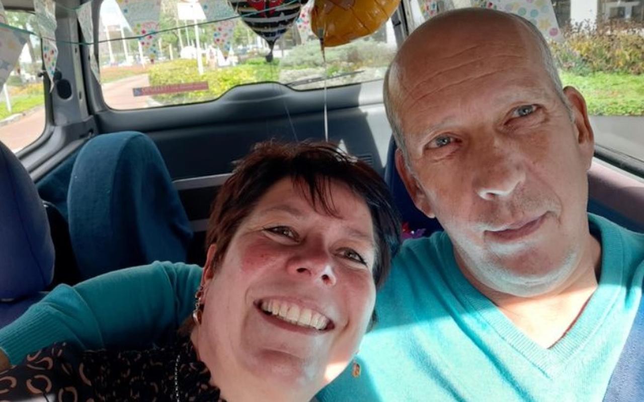 Theo en Petra van Houten leggen in een versierde auto de omgekeerde weg af dan een week geleden, toen de Hoogvlieter in de ambulance naar Groningen werd gebracht. Theo en Petra van Houten leggen in een versierde auto de omgekeerde weg af dan een week geleden, toen de Hoogvlieter in de ambulance naar Groningen werd gebracht.