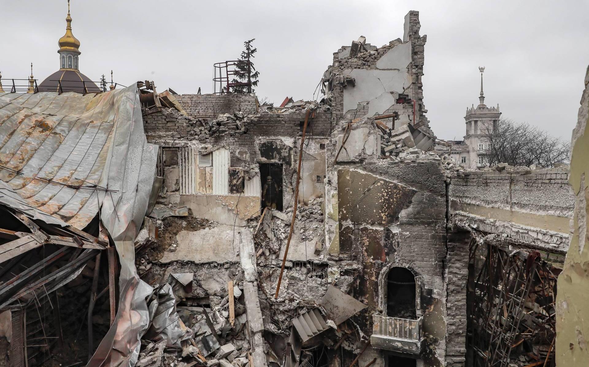 Amnesty: bombardement theater Marioepol was oorlogsmisdaad - Dagblad ...