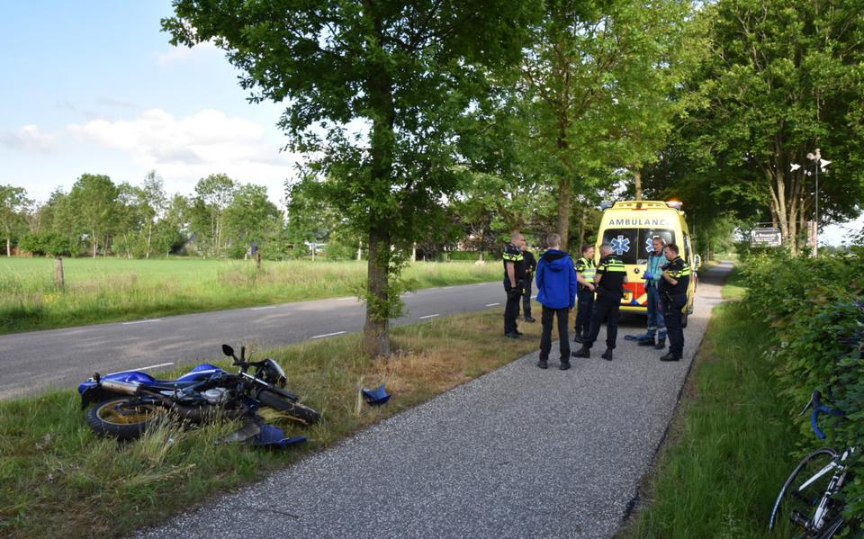 Wielrenner gewond na botsing met brommer in De Wijk.