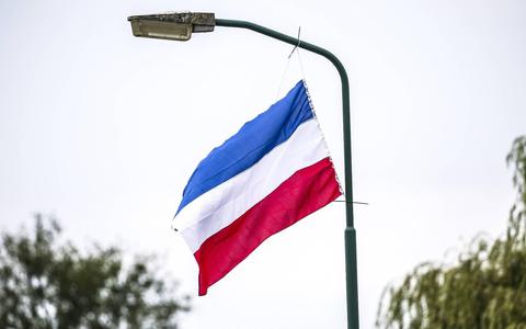 Nieuwe omgekeerde Nederlandse vlaggen opgehangen