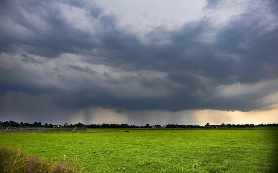 Zondag in heel Nederland kans op onweersbuien.