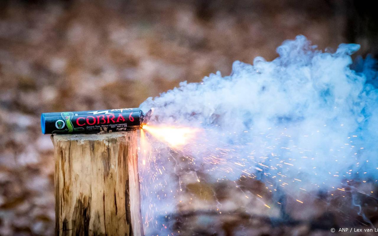 Illegaal cobra-vuurwerk dat wordt ontstoken.