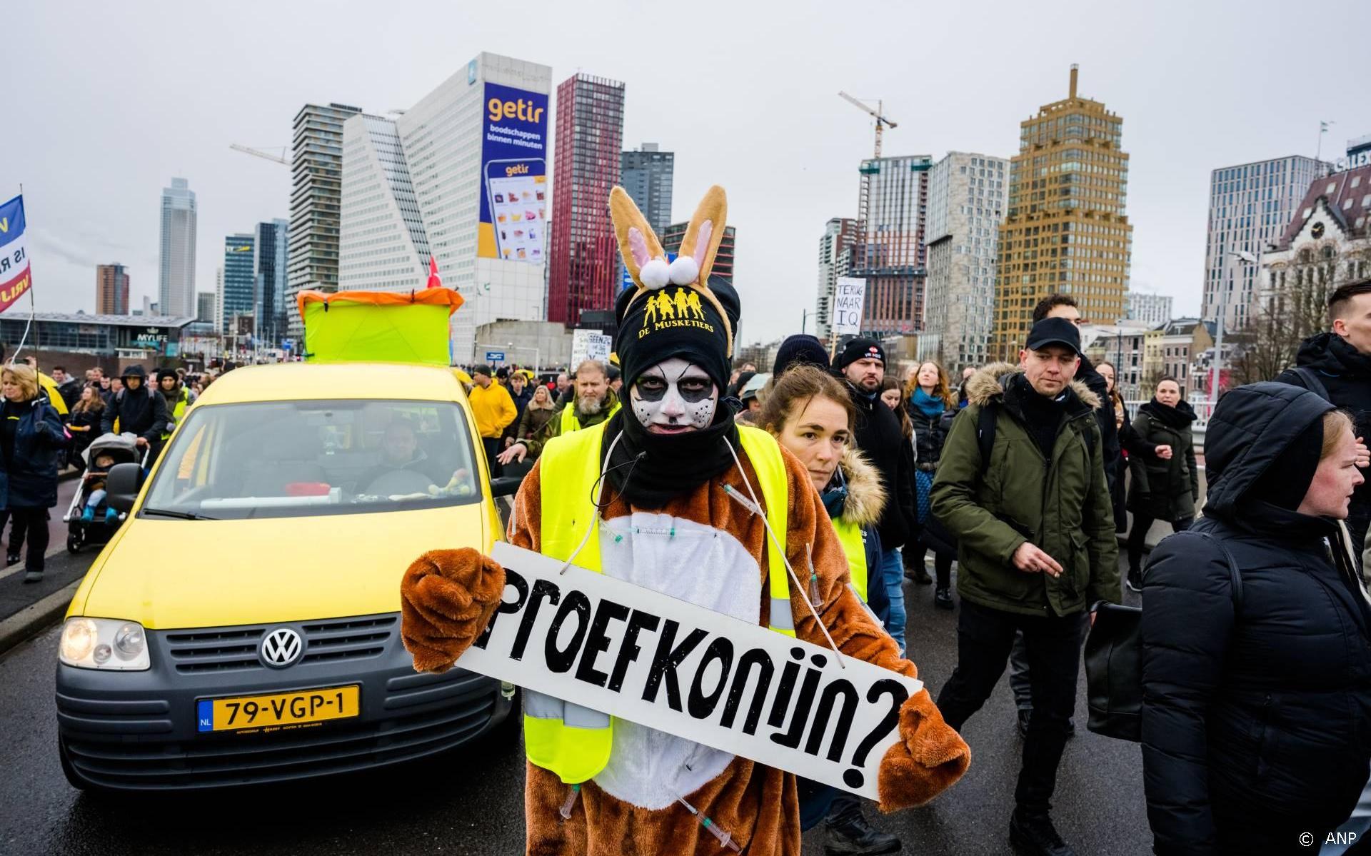 Paar honderd mensen demonstreren tegen kabinet in Amsterdam - Dagblad van het Noorden