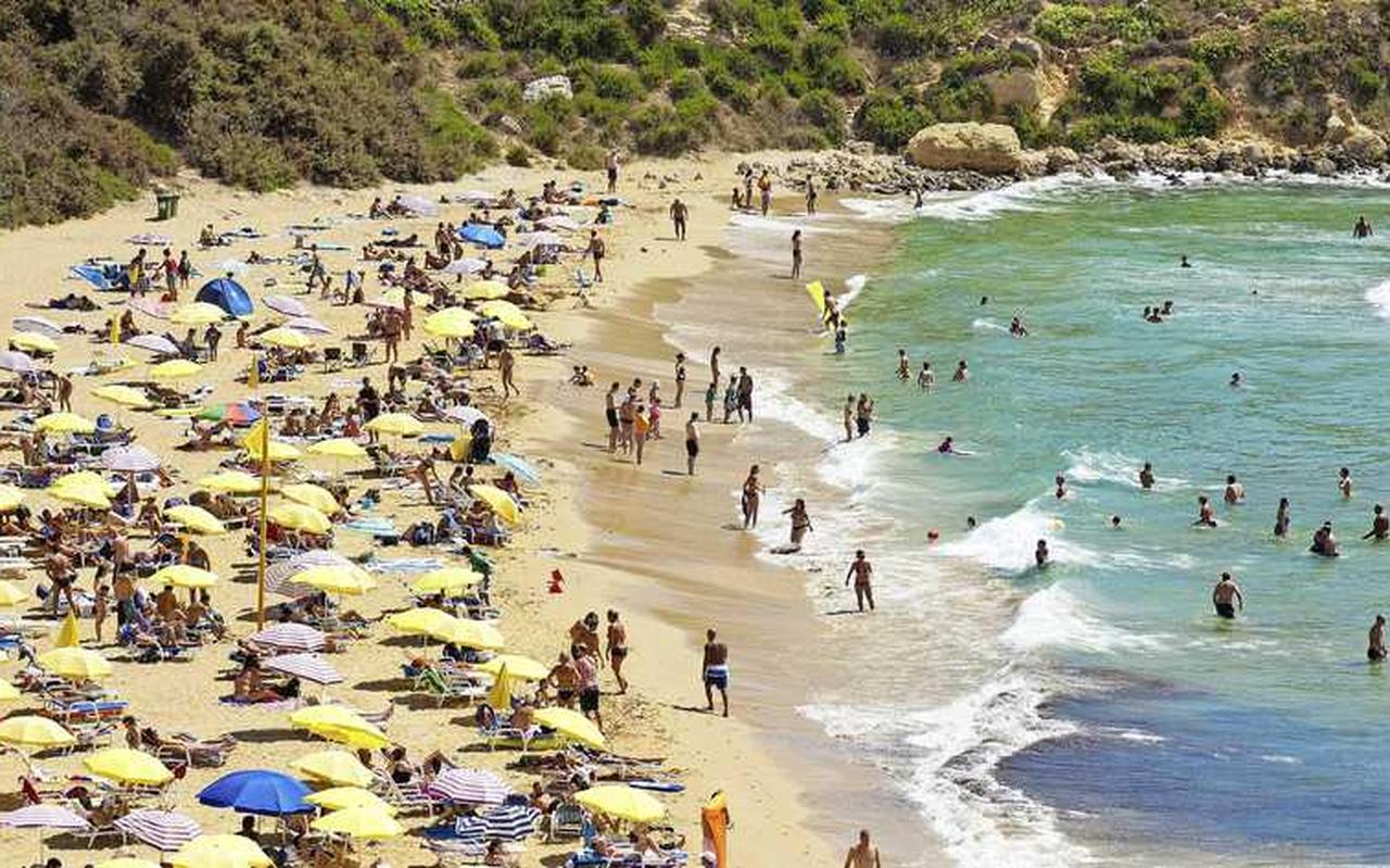 Nu Malta op groen staat stromen de stranden snel weer vol met zonaanbidders. Nu Malta op groen staat stromen de stranden snel weer vol met zonaanbidders.