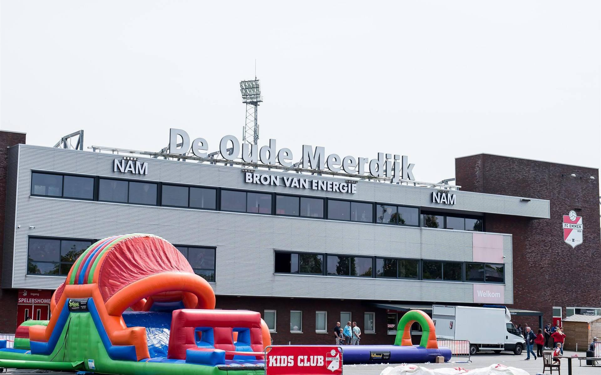 NAM sponsort stadion maar de naam De Oude Meerdijk blijft op de gevel. 