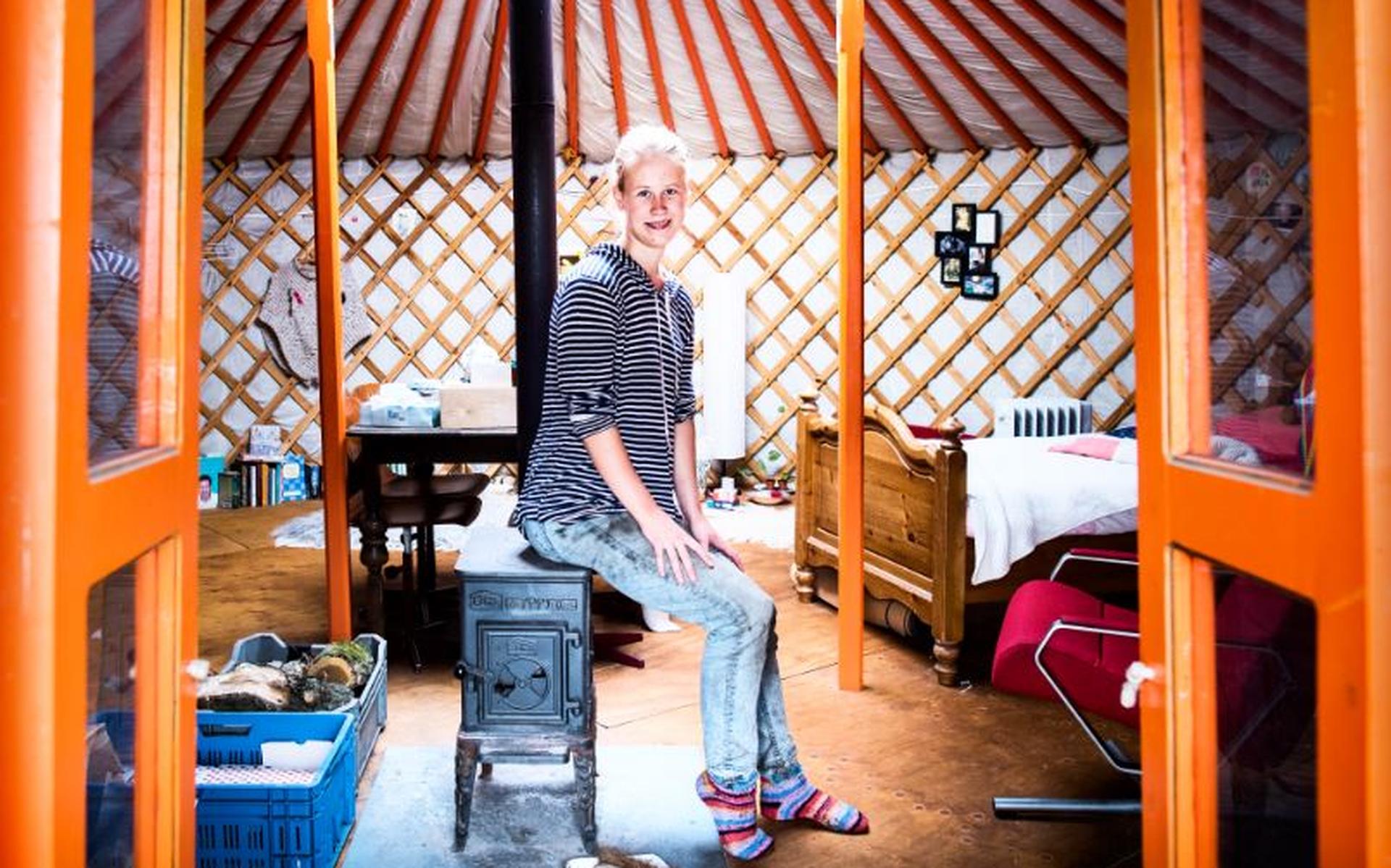 Mirte Braspenning uit Emmen wordt 20 in 2020: 'Dit is de droom van iedere hippie' - Dagblad van het 