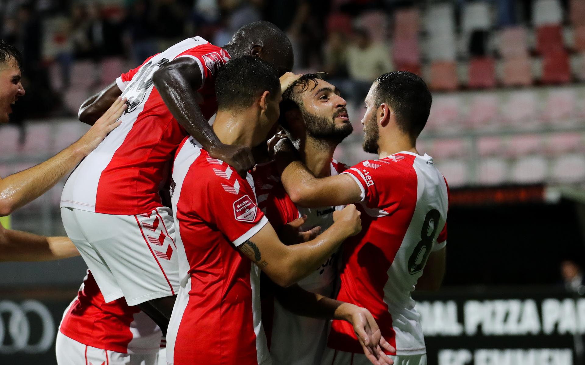 Wat een wedstrijd. FC Emmen dendert in eigen huis in volle vaart over