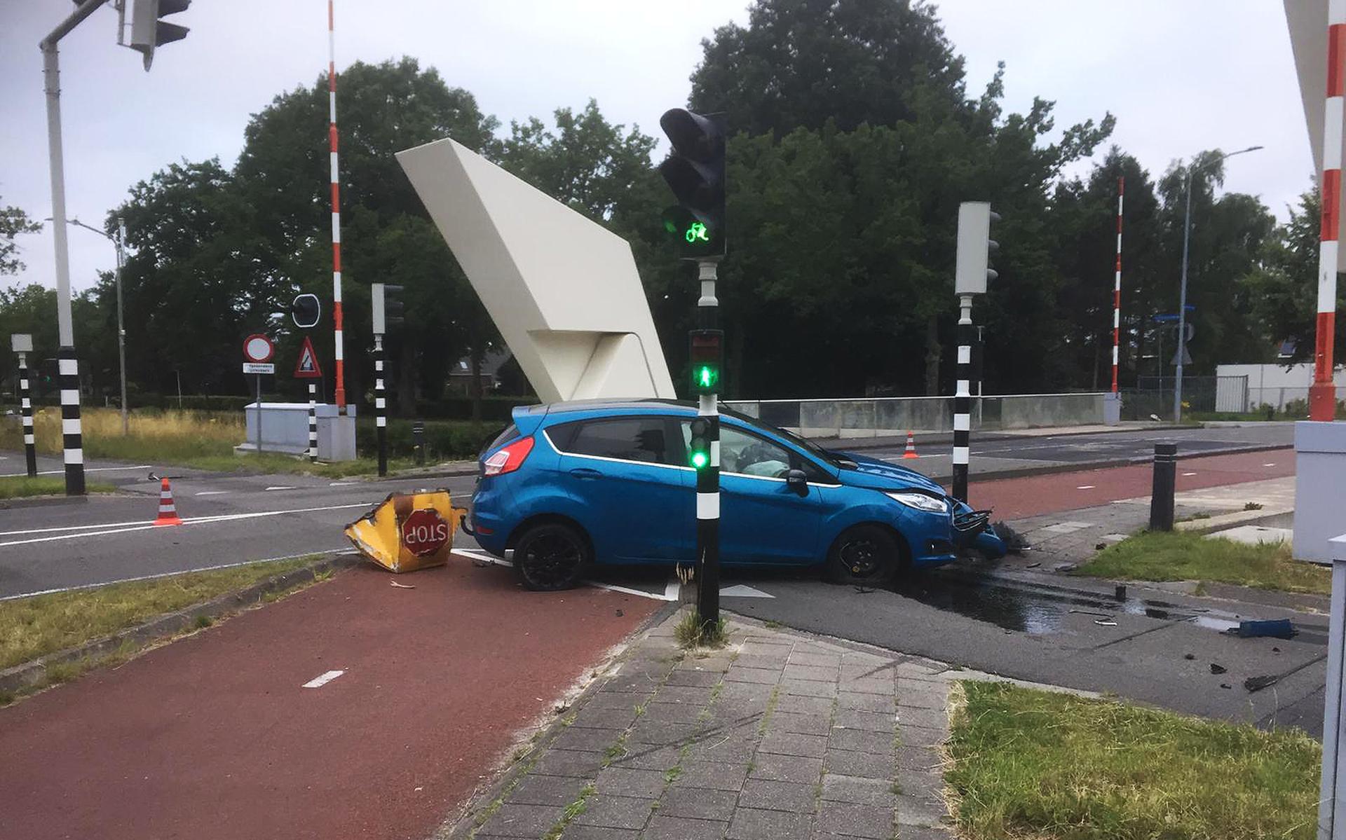 Auto crasht op busbaan Kloosterveen in Assen
