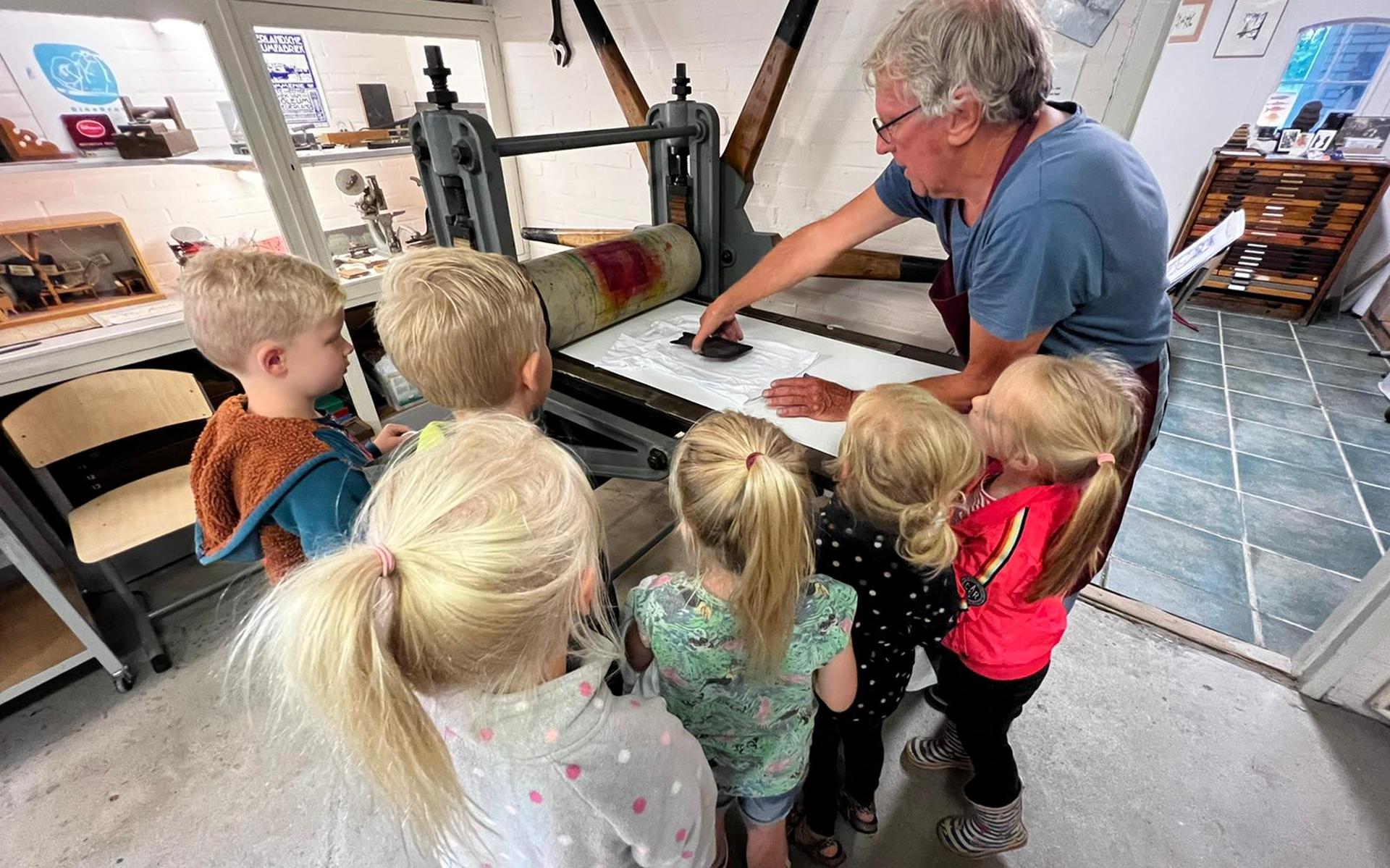 Zeno Roos exposeert zijn grafisch werk in het Gezondheidscentrum Oosterhesselen