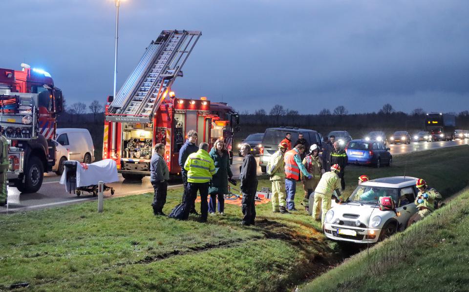 Automobilist bekneld bij ongeluk op N34 bij Odoorn. Lange file tussen Emmen en Gieten.