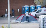 Asielzoekers slapen deze week weer op stoelen en in tenten in Ter Apel