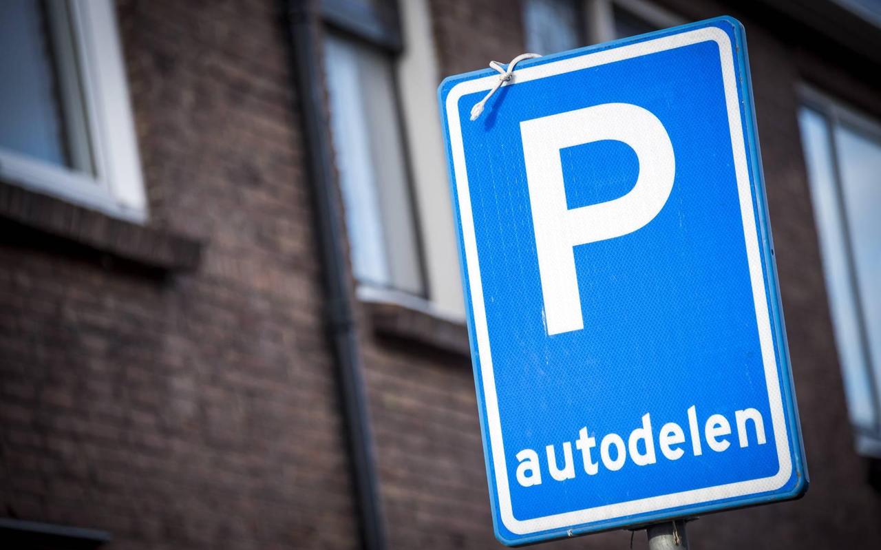 De stad Groningen wil deelauto's stimuleren. De stad Groningen wil deelauto's stimuleren.