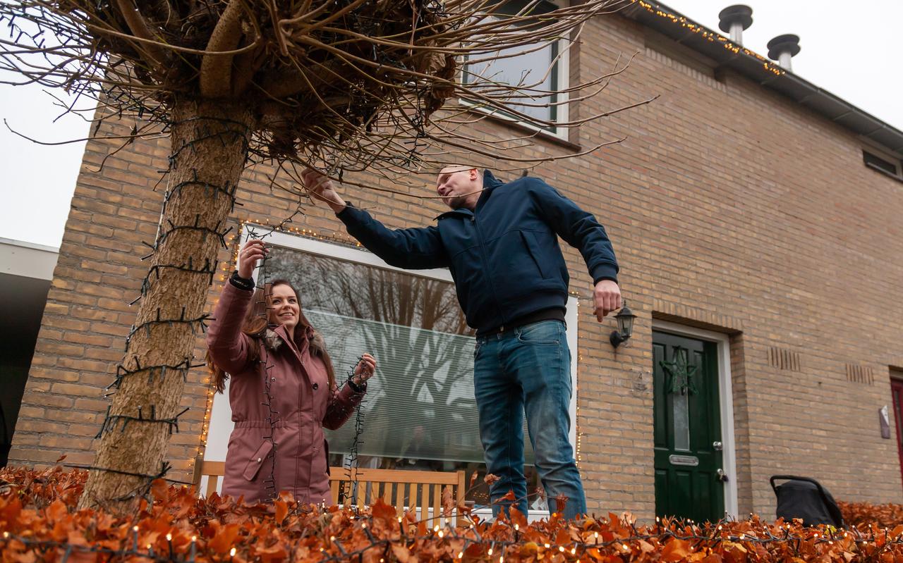 Kirsten van der Weide en Stefan Kroesen uit Hoogeveen versieren de tuin en het huis met kerstverlichting. Vorig jaar kregen ze er een anonieme klacht over. Kirsten van der Weide en Stefan Kroesen uit Hoogeveen versieren de tuin en het huis met kerstverlichting. Vorig jaar kregen ze er een anonieme klacht over.