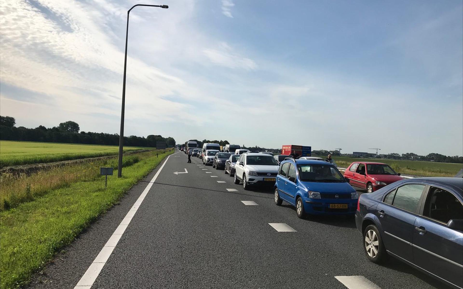 Het verkeer op de A7 staat door een ongeluk dinsdagmorgen helemaal vast. Foto: DvhN