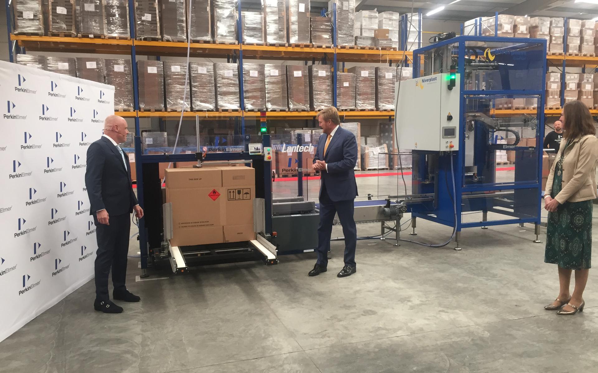 Koning Willem-Alexander verricht de openingshandeling voor de assemblagefabriek voor coronatests in Winschoten.