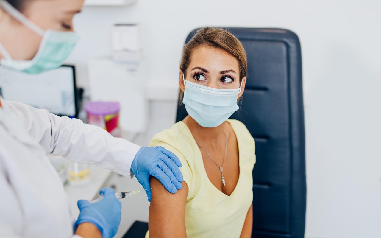 Naar verwachting zijn volgende week 40.000 medewerkers in de acute zorg in ziekenhuizen gevaccineerd. Naar verwachting zijn volgende week 40.000 medewerkers in de acute zorg in ziekenhuizen gevaccineerd.
