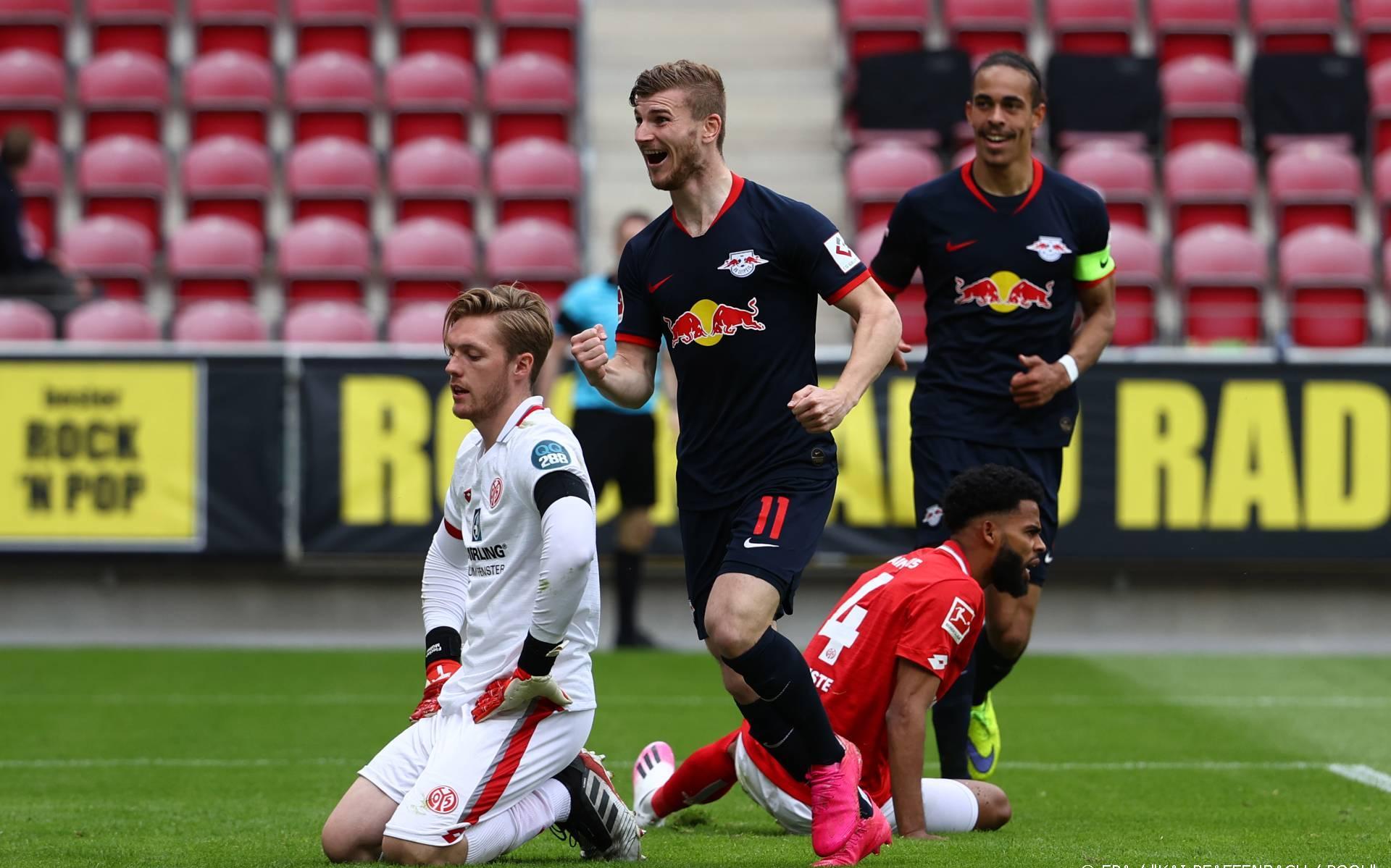 Leipzig scoort er opnieuw op los tegen Mainz, op de achtergrond lege stoeltjes.