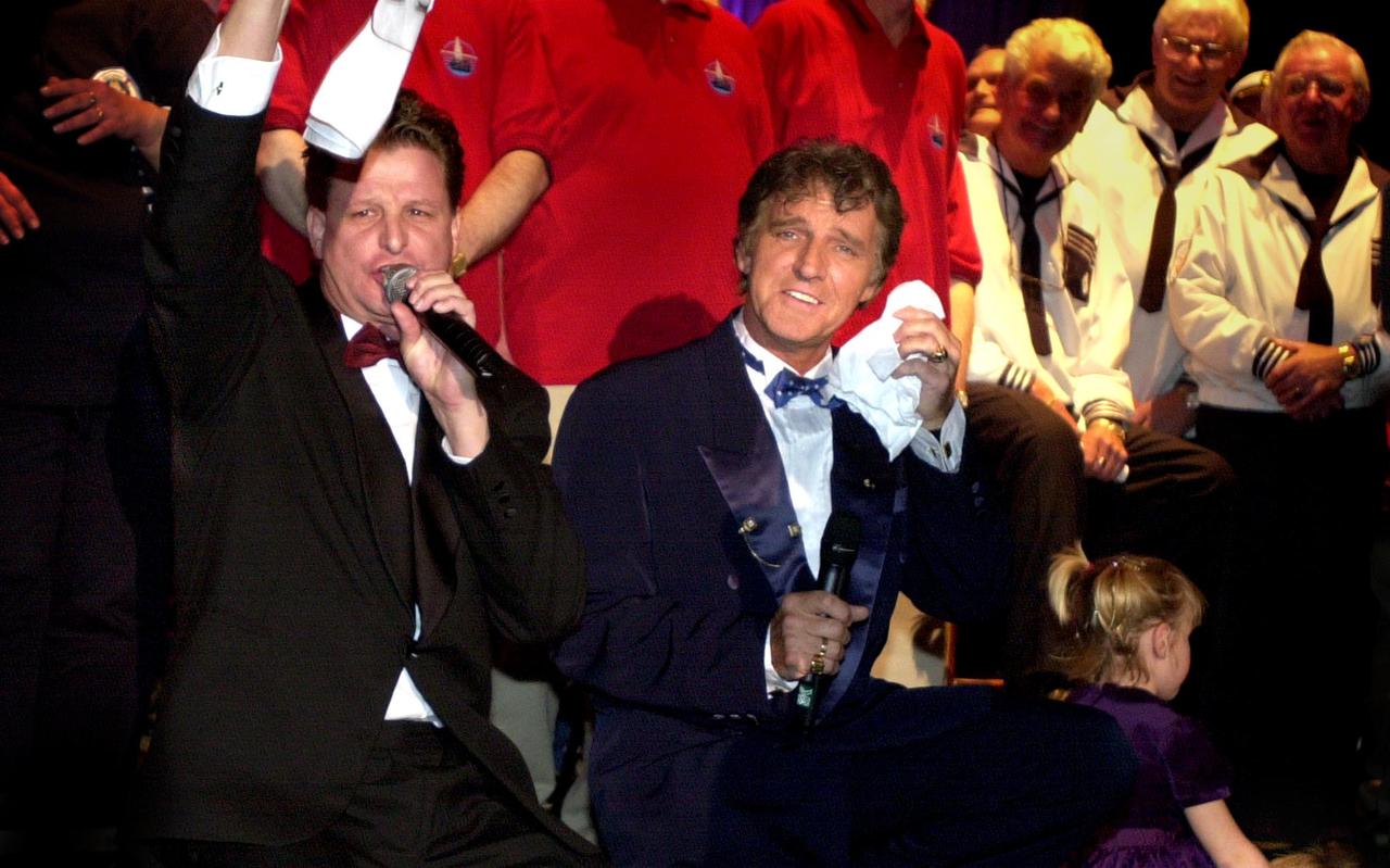 DiepTriest zingt met Jacques Herb diens hit 'Manuela'. DiepTriest zingt met Jacques Herb diens hit 'Manuela'.