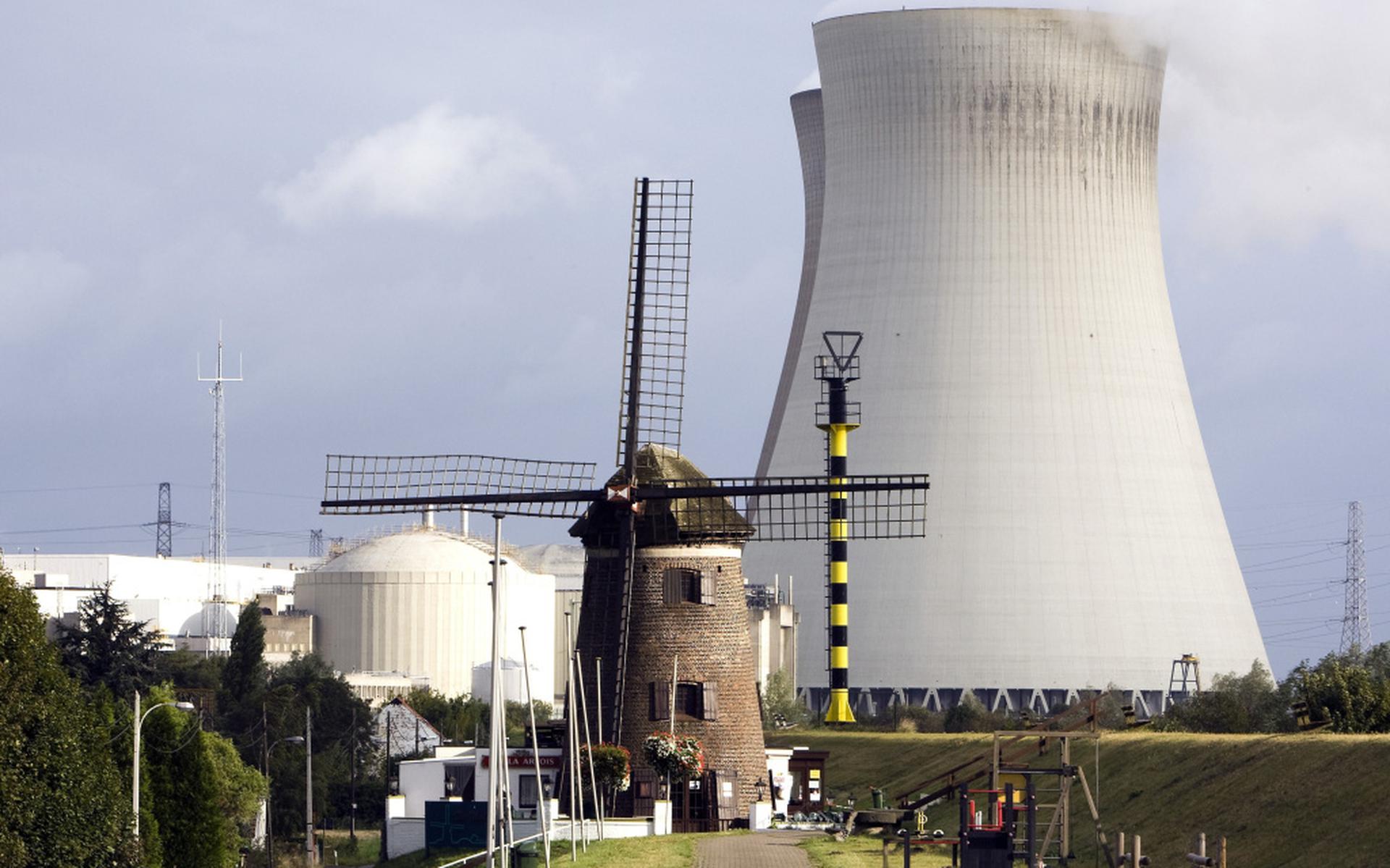 De kerncentrale en molen van Doel.