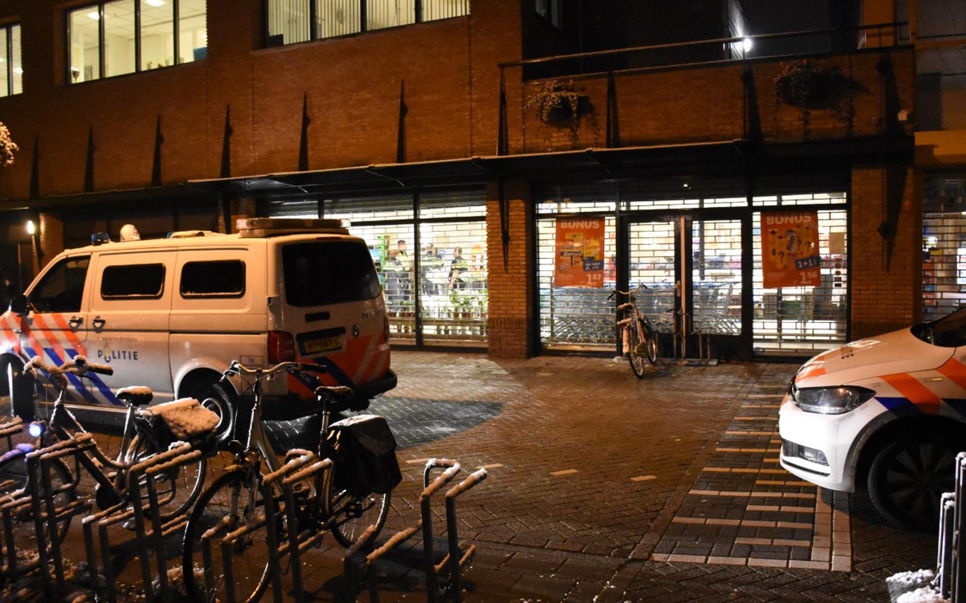 De politie verricht onderzoek in en rond de supermarkt. Foto: 112Groningen/Martin Nuver