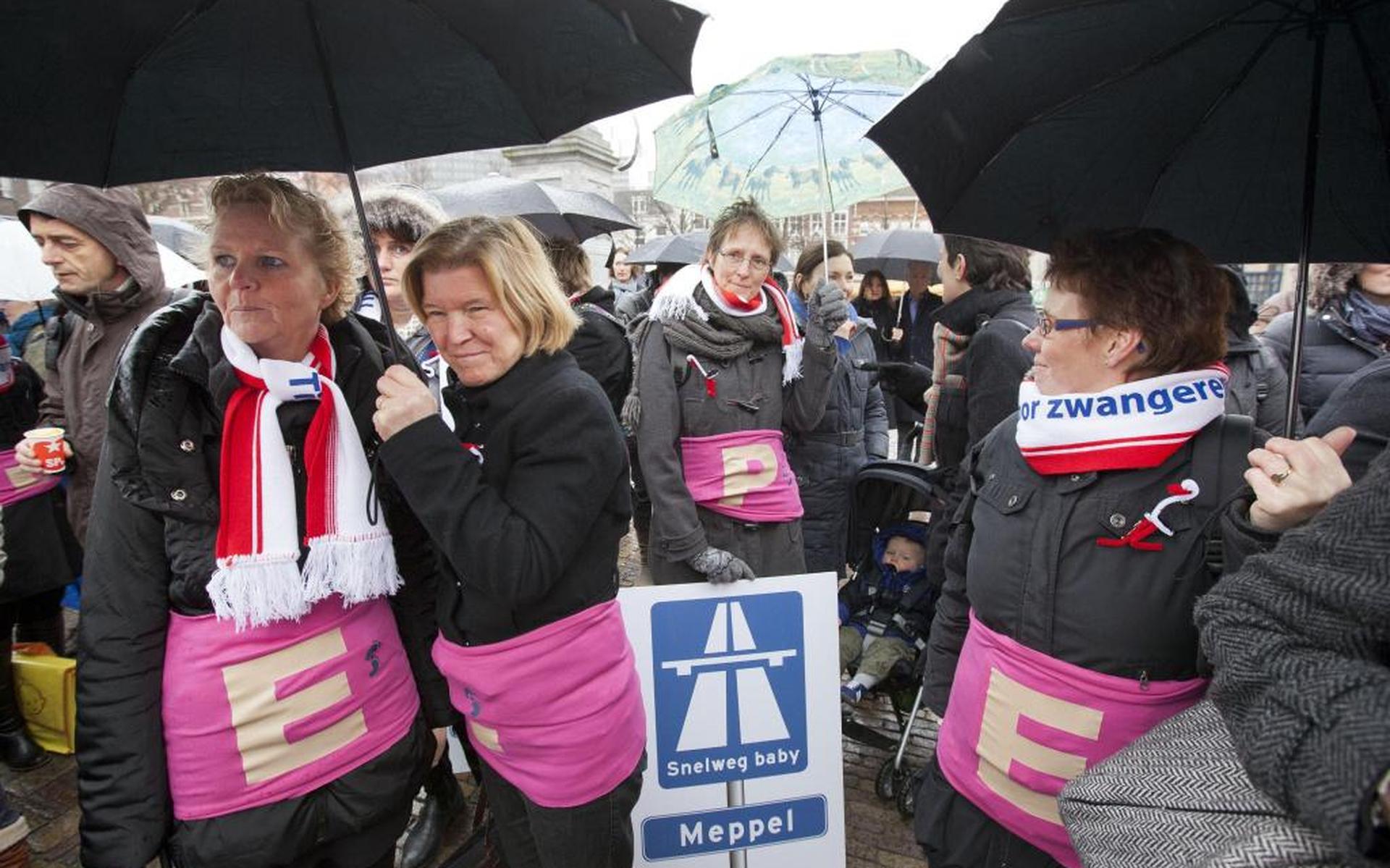 Tienduizend Handtekeningen Tegen Sluiting Verloskamers - Dagblad Van ...