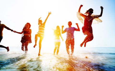 Wat te doen na het eindexamen, uitbundig aan het strand of meedoen aan een maatschappelijk project? foto: Shutterstock