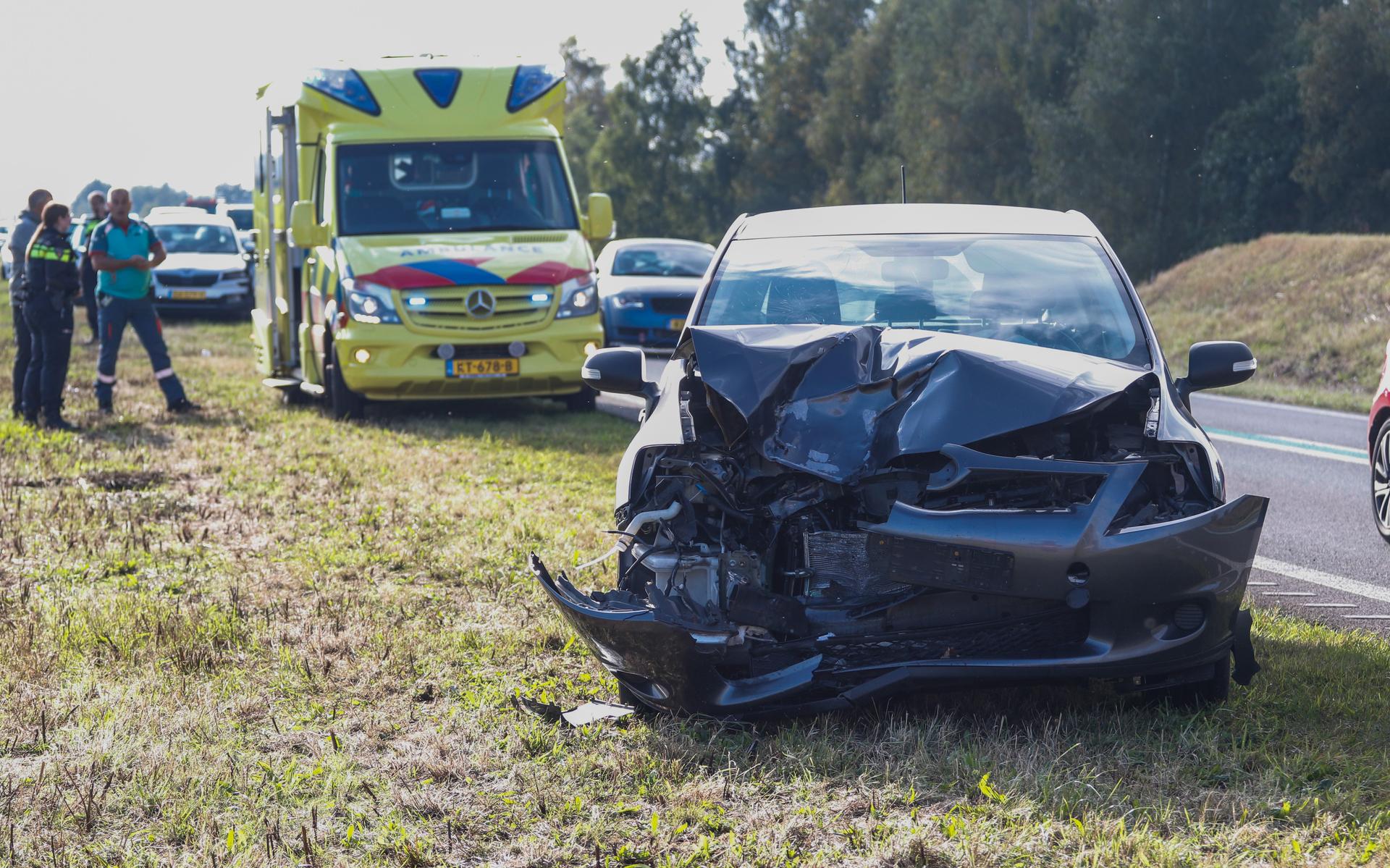 Losgeraakte wielen van vrachtwagen op N391 bij Roswinkel raken twee voorbijrijdende auto's