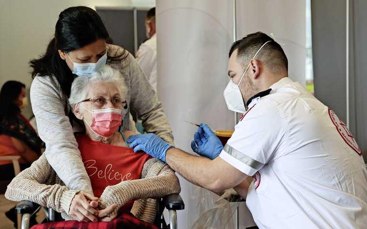 Een oudere vrouw in Israël wordt gevaccineerd. Een oudere vrouw in Israël wordt gevaccineerd.