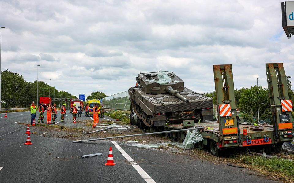 Ongeval met aanhanger Landmacht met tank op A12 richting Utrecht.