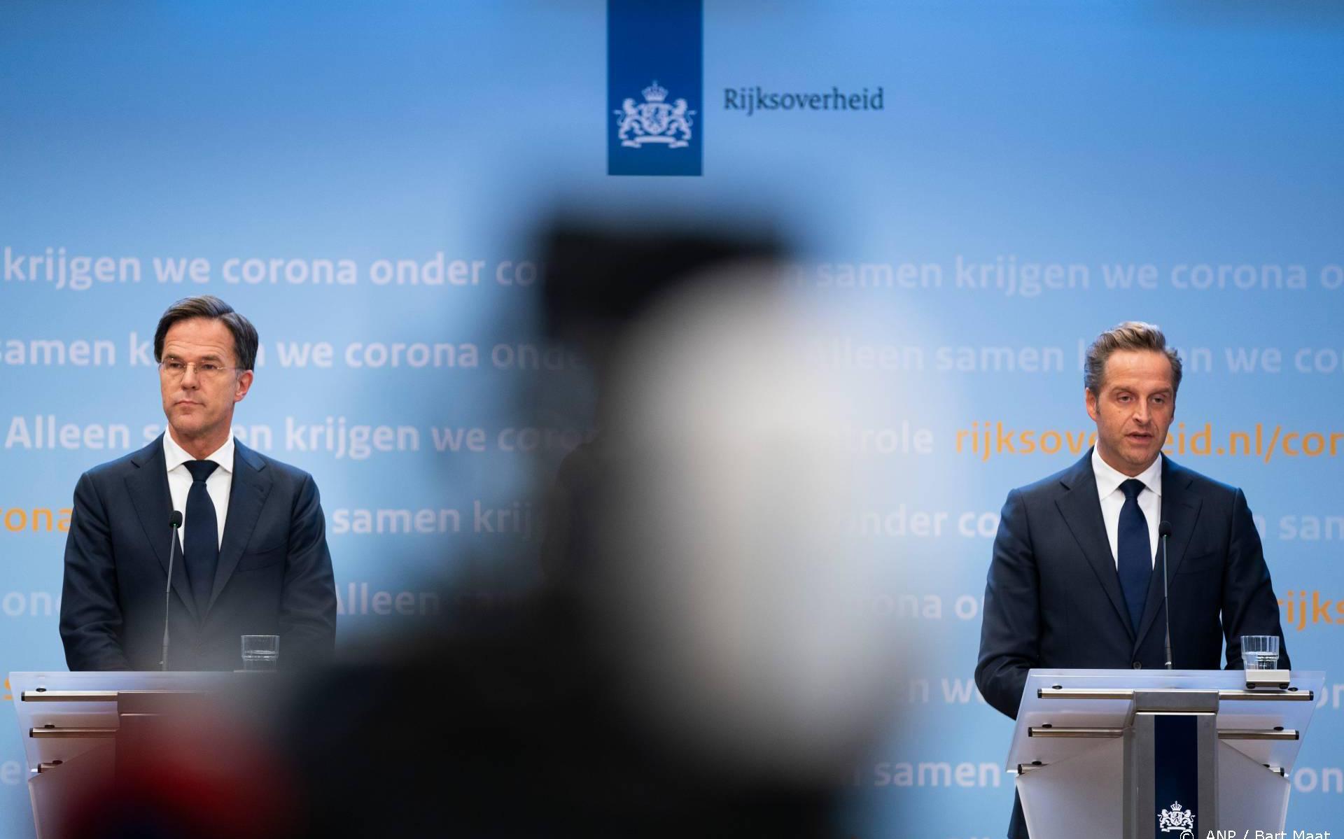 Rutte en De Jonge tijdens een persconferentie.