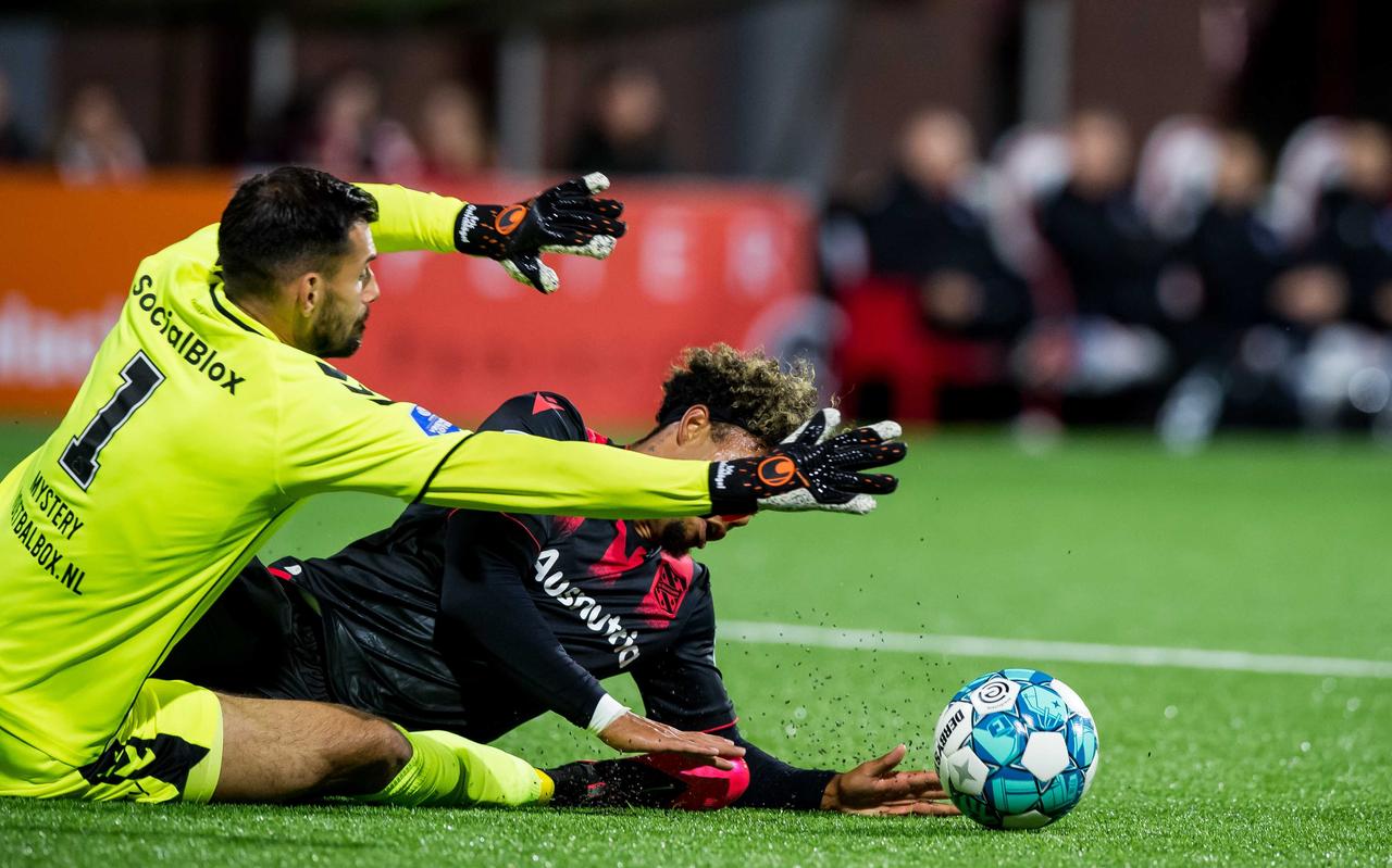 FC Emmen keeper Eric Oelschlagel en Milan van Ewijk van SC Heerenveen tijdens de Nederlandse eredivisie wedstrijd tussen FC Emmen en sc Heerenveen in De Oude Meerdijk zondagavond. FC Emmen keeper Eric Oelschlagel en Milan van Ewijk van SC Heerenveen tijdens de Nederlandse eredivisie wedstrijd tussen FC Emmen en sc Heerenveen in De Oude Meerdijk zondagavond.