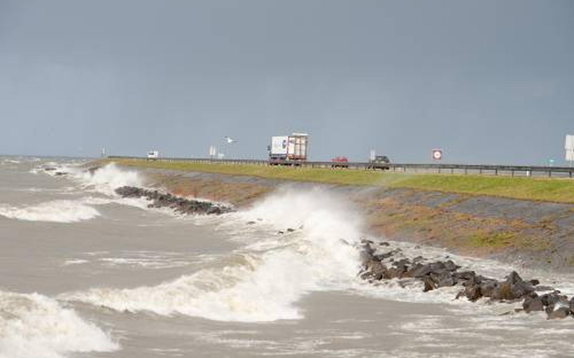 Dijk Enkhuizen-Lelystad in avond nog dicht - Dagblad van het Noorden
