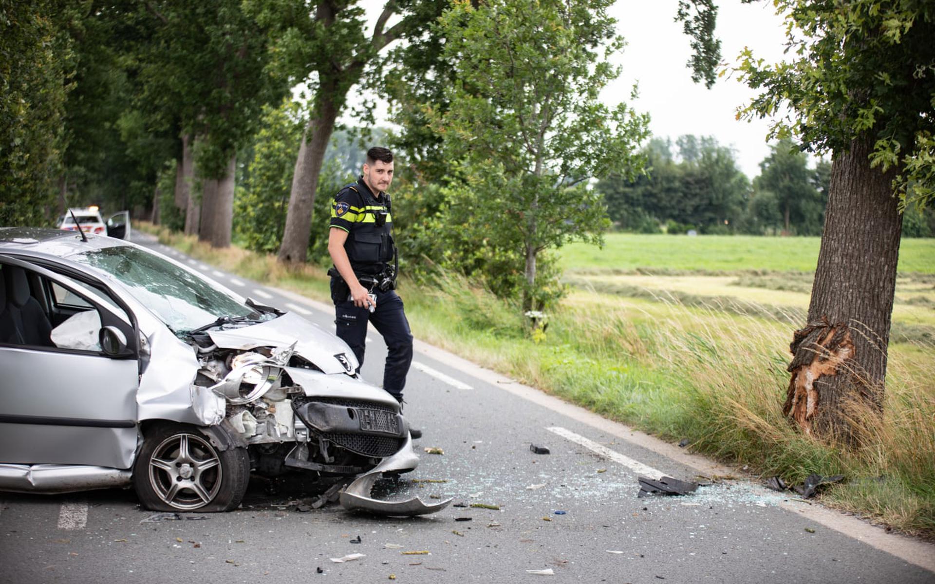 Auto total loss na knal tegen boom op de Fanerweg in Zuidhorn.