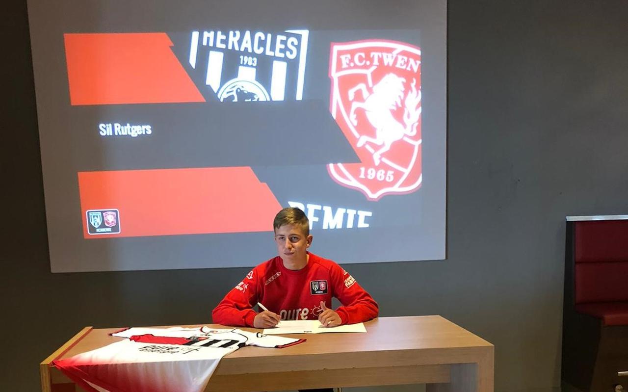 Voetbaltalent Sil Rutgers (15) uit Dalen speelt komend seizoen voor FC Twente/Heracles -16. Voetbaltalent Sil Rutgers (15) uit Dalen speelt komend seizoen voor FC Twente/Heracles -16.