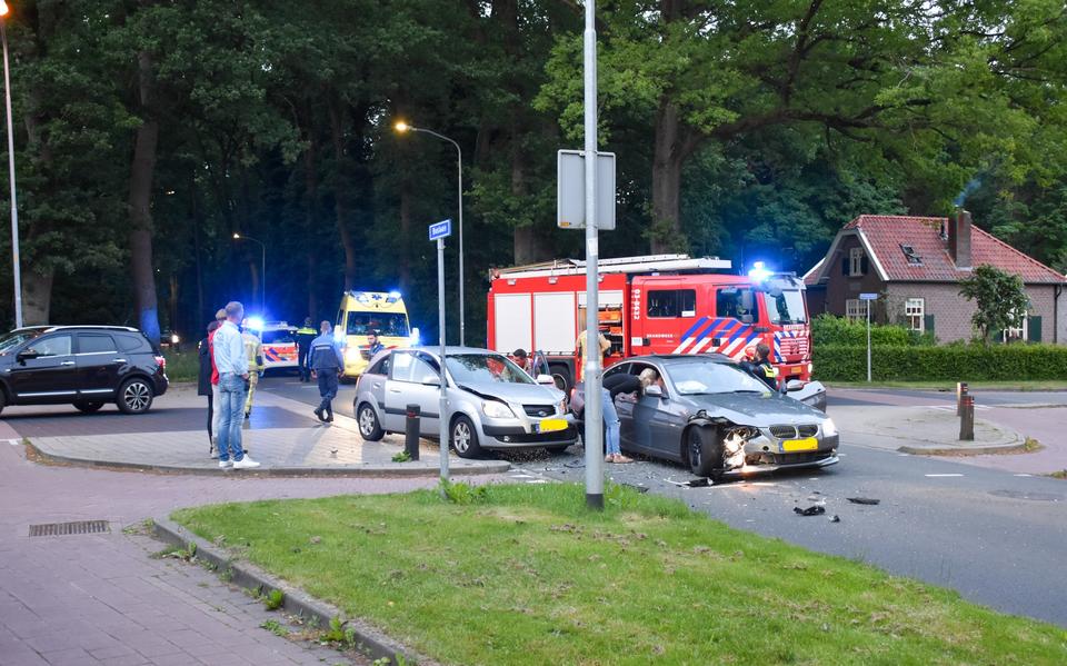 Drie gewonden bij botsing tussen twee autos op Boslaan in Emmen. Drie gewonden bij botsing tussen twee autos op Boslaan in Emmen.