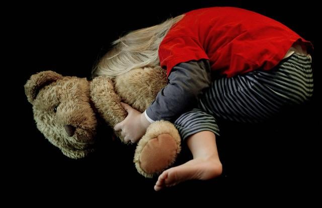 Meisje (6) in coma in ziekenhuis Groningen na extreme kindermishandeling door moeder en vriendin. Me