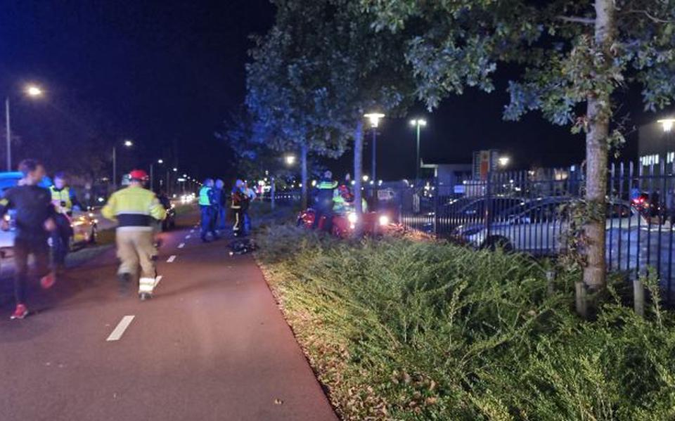 Automobilist overleden na botsing tegen boom op Peizerweg in Groningen.